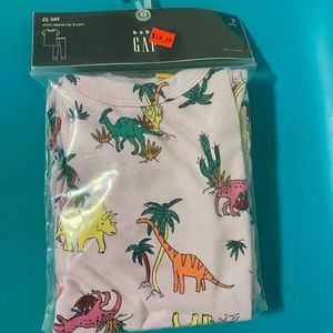 Gap 2T dinosaur pajamas 🦕🦖